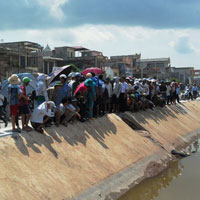 Tin tức trong ngày - Đâm phải hố, văng xuống mương tử vong