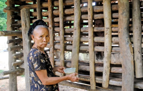 Mẹ đóng chuồng nhốt hai con thích khoả thân - 3