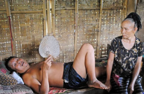 Mẹ đóng chuồng nhốt hai con thích khoả thân - 4