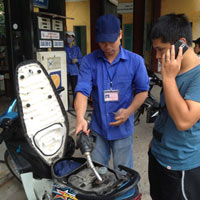 Tin tức trong ngày - Phạt tiền nếu "alo" ở cây xăng: Có khả thi?