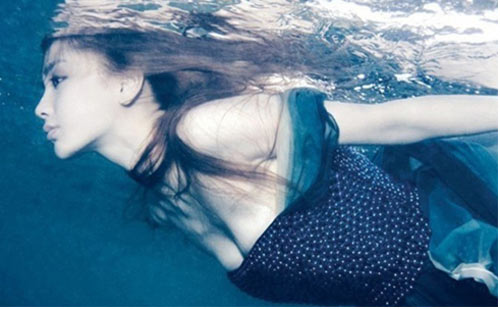 Mỹ nhân đẹp mê khi chụp hình dưới nước - 1