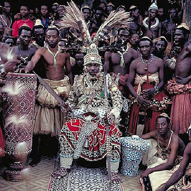 Vua Nyumi Kok Mabiintsh III cai trị vương quốc Kuba (thuộc Cộng hòa Congo) trong 30 năm. Điều đặc biệt là bộ trang phục mà ông vua này mặc được đính tiền (loại tiền sử dụng ở vùng này) và nặng tới 72 kg. Để mặc xong bộ áo này phải mất hơn 2 tiếng đồng hồ.