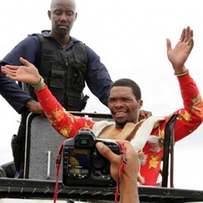 Người đàn ông “đội mồ sống lại” ở Nam Phi là Khulekani Khumano, một ca sỹ nổi tiếng dòng nhạc dân gian châu Phi được biết đã qua đời năm 2009. Tuy nhiên, cảnh sát vẫn phải điều tra cụ thể xem người này có thật là Khulekani Khumano hay không.