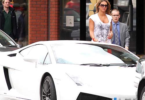 Bồ Nani “cưỡi” Lamborghini dạo phố - 2