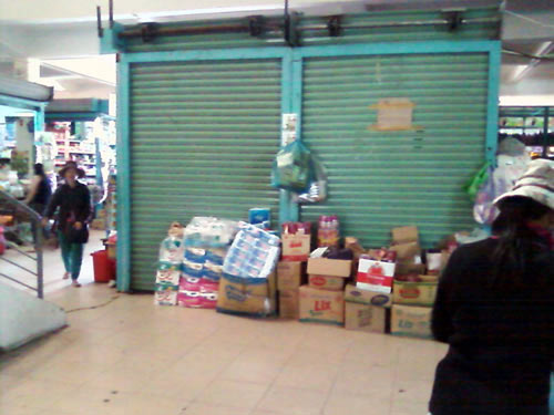 Người dân tiếp tục thắt chặt “hầu bao” - 2