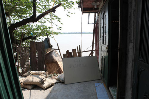 Giỗ bố ở ngôi nhà sắp sập bên sông Hồng - 4