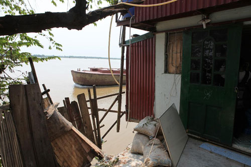 Giỗ bố ở ngôi nhà sắp sập bên sông Hồng - 5