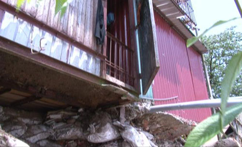 Giỗ bố ở ngôi nhà sắp sập bên sông Hồng - 3