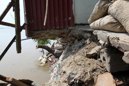 Giỗ bố ở ngôi nhà sắp sập bên sông Hồng - 2