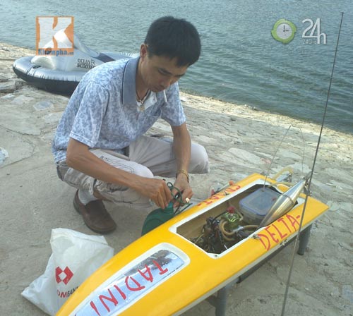 "Xé nước" hồ Hà Nội bằng thuyền mô hình - 1