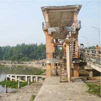 Pháp luật - Đôi nam nữ bị trói chết tại cống ngăn lũ