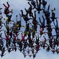 Phi thường - kỳ quặc - 138 người cùng nhảy “lao đầu” xuống đất