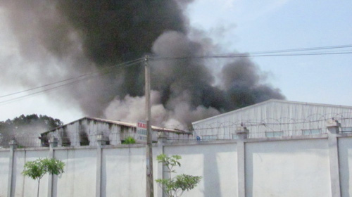 Ninh Bình: Công ty giày da bốc cháy dữ dội - 1