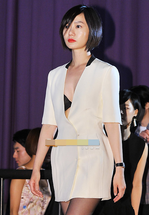 Người đẹp Âu-Á cố ý khiêu khích sự tò mò - 10