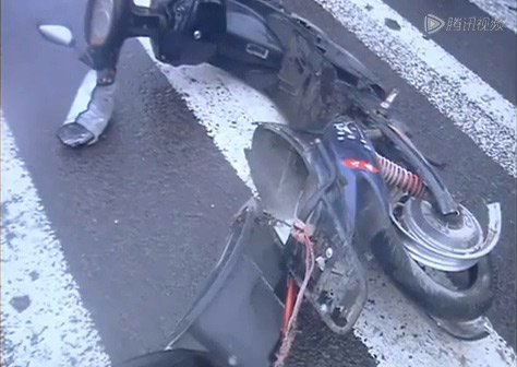 Bị xe tải đâm vẫn thoát hiểm ngoạn mục - 2