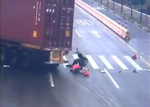 Bị xe tải đâm vẫn thoát hiểm ngoạn mục - 1