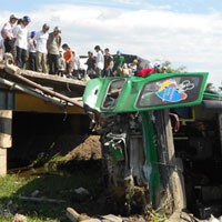 Tin tức trong ngày - Xe khách lao xuống cầu, 17 người thương vong
