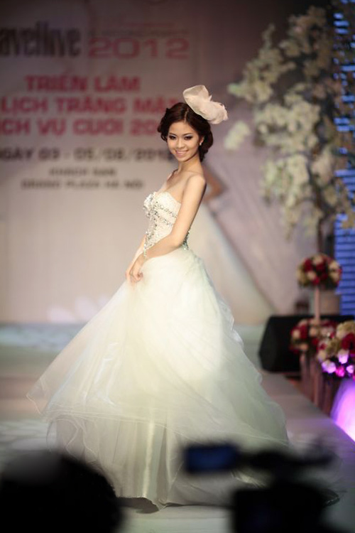 Andrea Aybar bụng bầu, diện váy dài 10m - 3