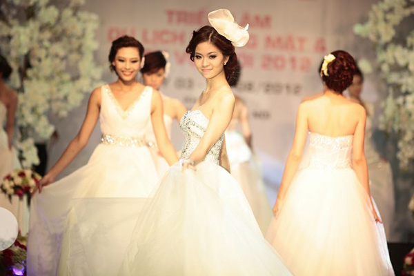 Andrea Aybar bụng bầu, diện váy dài 10m - 4