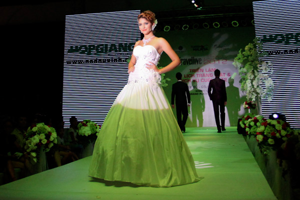 Andrea Aybar bụng bầu, diện váy dài 10m - 5