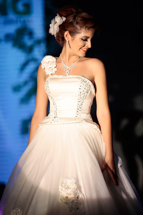 Andrea Aybar bụng bầu, diện váy dài 10m - 6