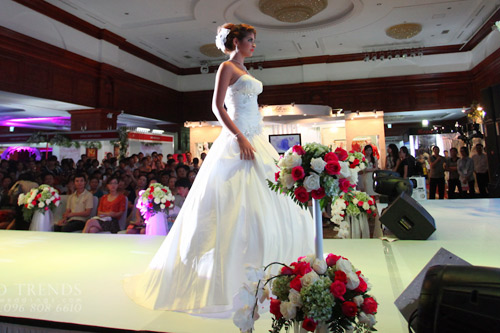 Andrea Aybar bụng bầu, diện váy dài 10m - 7