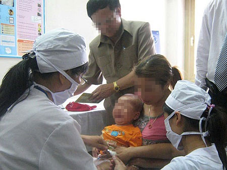 Giả nhân viên y tế vào tận nhà lừa tiêm chủng - 1