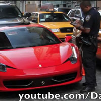 Ô tô - Xe máy - Bị ‘còng’ vì dùng Ferrari chèn chân cảnh sát