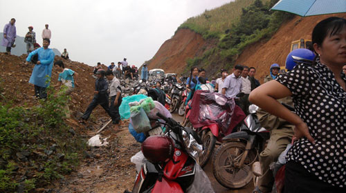 Cao Bằng: Lở đất vùi chết hai mẹ con - 2