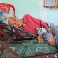 Tin tức trong ngày - 6 con không nuôi nổi mẹ già