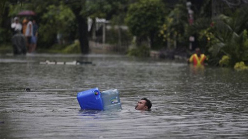 Thủ đô Philippines tê liệt vì mưa bão - 1