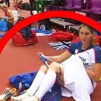 Olympic 2012 - Nữ VĐV thản nhiên thay “phụ tùng” trước camera