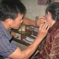 Sức khỏe đời sống - Mất mạng vì thầy đốt ngải... không biết huyệt