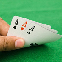 Pháp luật - Khởi tố, tước danh hiệu CAND đại úy đánh bạc