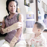 Tin tức trong ngày - Nỗi đau bị chồng bỏ mặc trong đại nạn