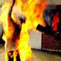 Tin tức trong ngày - Nam sinh tẩm xăng tự thiêu ngay tại trường