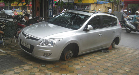 Hà Nội: Ô tô mất 4 bánh trong đêm - 2