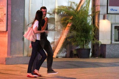 Mai Phương Thúy khoác tay "trai lạ" - 3