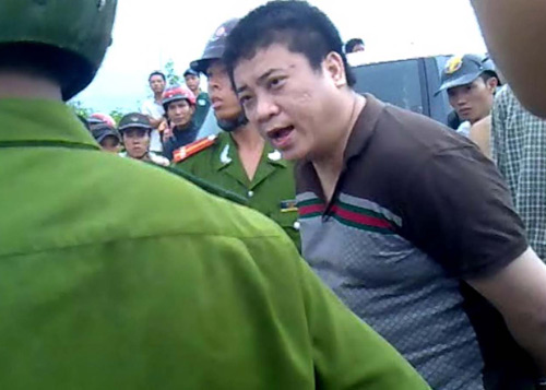 Hà Nội: Xế hộp "nổi loạn" giữa phố đông - 2