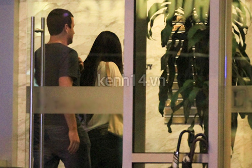 Mai Phương Thúy khoác tay "trai lạ" - 11