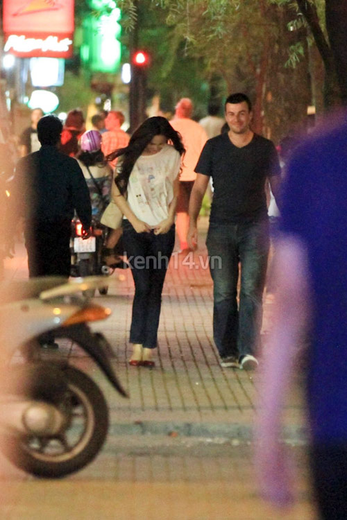 Mai Phương Thúy khoác tay "trai lạ" - 2