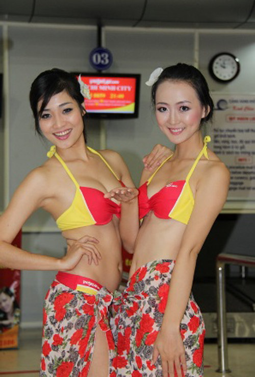 Diễn áo tắm trên máy bay: Phạt 20 triệu! - 4