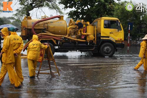 Hà Nội lại ngập sau cơn mưa kéo dài - 4