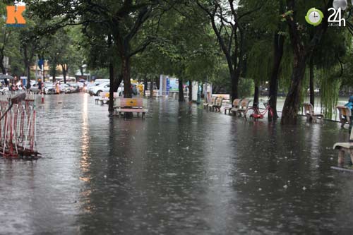 Hà Nội lại ngập sau cơn mưa kéo dài - 3