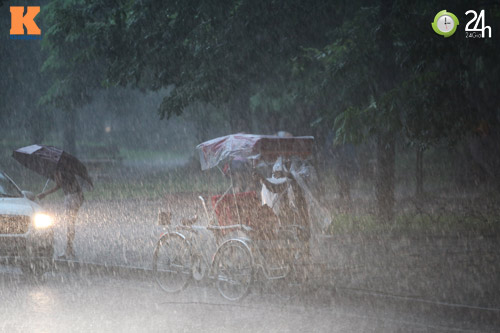 Hà Nội lại ngập sau cơn mưa kéo dài - 2