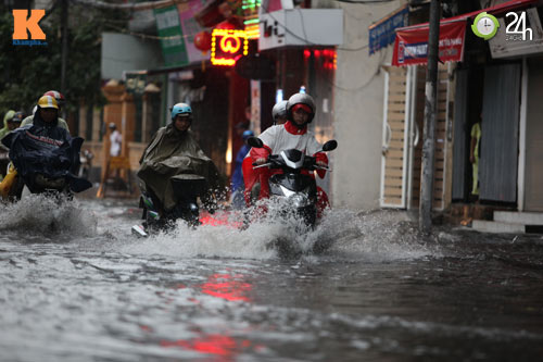 Hà Nội lại ngập sau cơn mưa kéo dài - 6