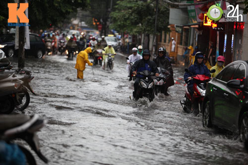 Hà Nội lại ngập sau cơn mưa kéo dài - 5