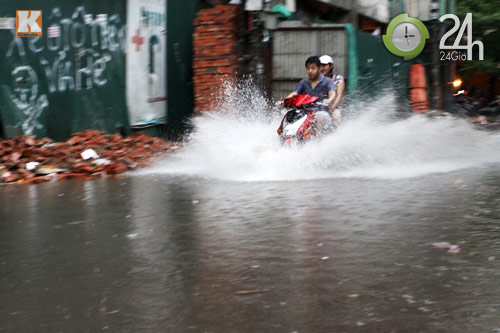 Hà Nội lại ngập sau cơn mưa kéo dài - 8