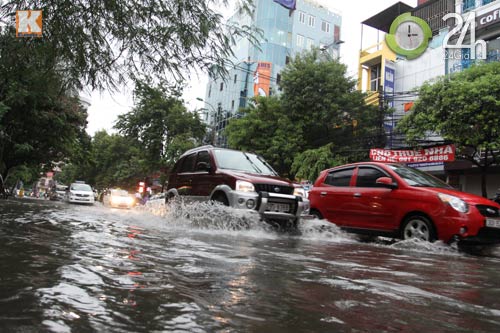 Hà Nội lại ngập sau cơn mưa kéo dài - 9