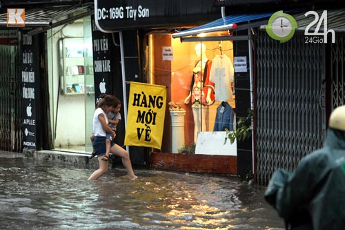 Hà Nội lại ngập sau cơn mưa kéo dài - 7